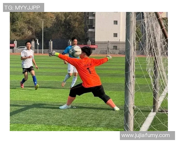 球星赛前热身时的专用足球展现运动激情与专业竞技魅力