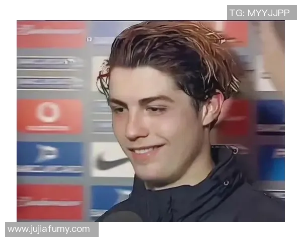 白人足球球星颜值与实力并存 成为球场内外的帅气焦点 白人足球球星颜值与实力并存 成为球场内外的帅气焦点