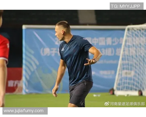 足球巨星之子萌态尽显，未来星途引发球迷热议