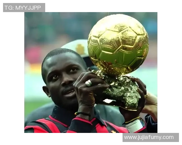 足球巨星笑容灿烂时刻 展现球场外的温暖与亲和力