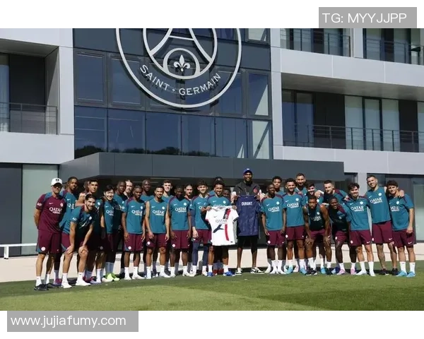 足球篮球巨星同框合影 展现跨界友谊与运动精神的完美碰撞